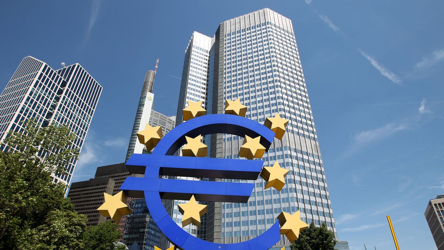 le-logo-de-l-euro-devant-le-siege-de-la-bce-a-francfort-1-5270471