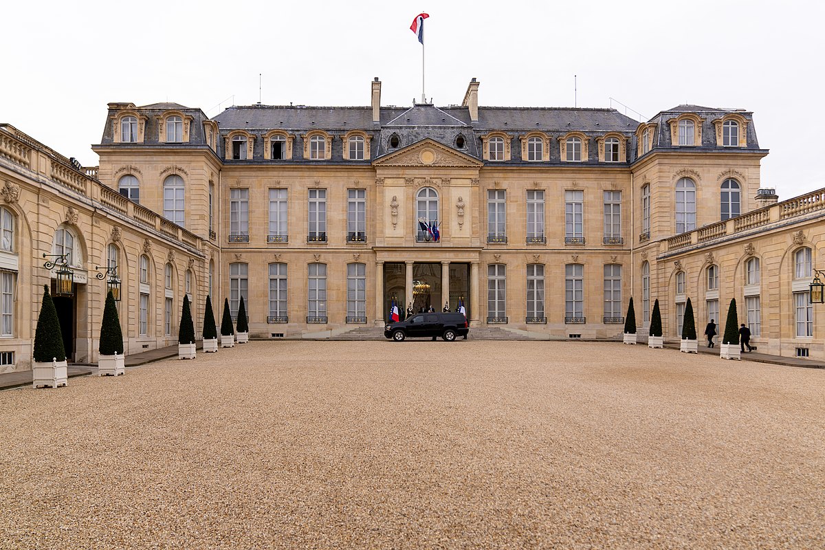 1200px-Secretary_Pompeo_Arrives_to_Meet_with_French_Foreign_Minister_Le_Drian_in_Paris_(50610423656)