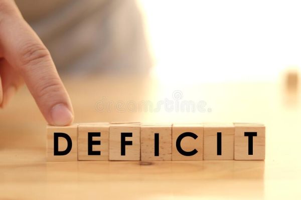 scrittura-deficit-su-blocchi-di-cubi-legno-parole-tipografia-testo-disposizione-sulla-tabella-testi-tavoli-da-parte-un-uomo-d-186054472